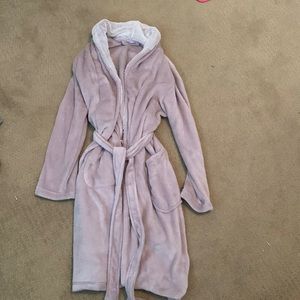 Unworn Purple Robe. Super soft and cozy for the fall. Size S/M